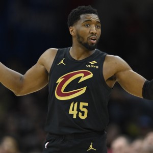 九游官网-再加把劲儿！米切尔半场首发17分钟 13中6&amp;三分4中1砍16分2板